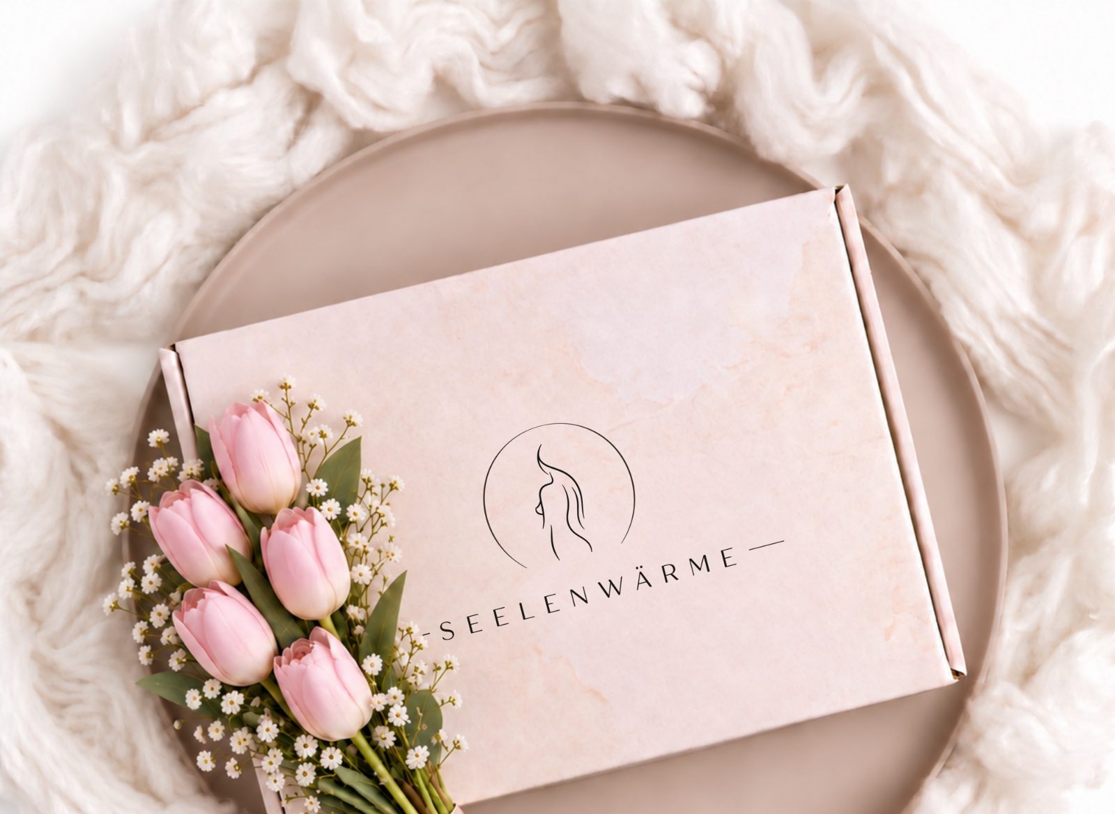 Seelenwärme Geschenkbox mit rosa Tulpen auf weicher Wolle