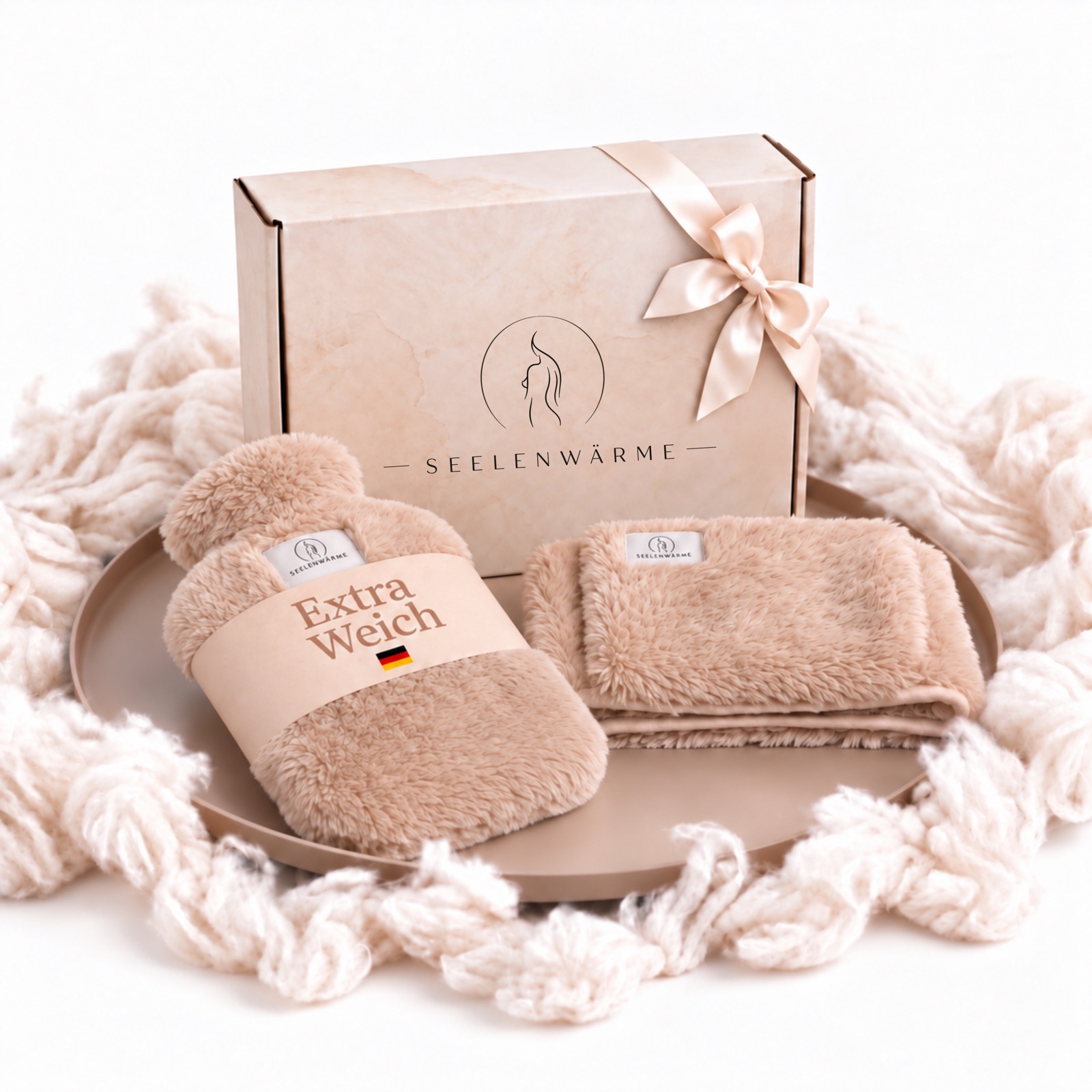 Seelenwärme Wärmflasche mit flauschigem Bezug und Gürtel in Caramel Beige vor der Geschenkbox
